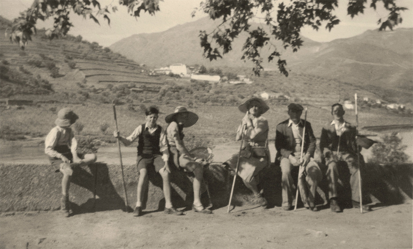 A family walk in the Douro, 1940.